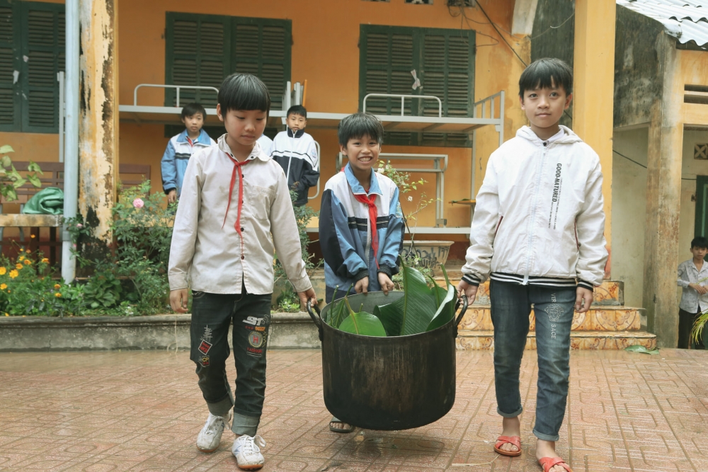 World Vision Việt Nam tặng bánh chưng, bao lì xì và quà cho người dân Hoà Bình