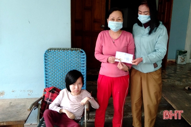 Hội Phụ nữ Hà Tĩnh ở CHLB Đức trao 27 suất quà Tết cho người nghèo Hội Phụ nữ Hà Tĩnh ở CHLB Đức trao 27 suất quà Tết cho người nghèo