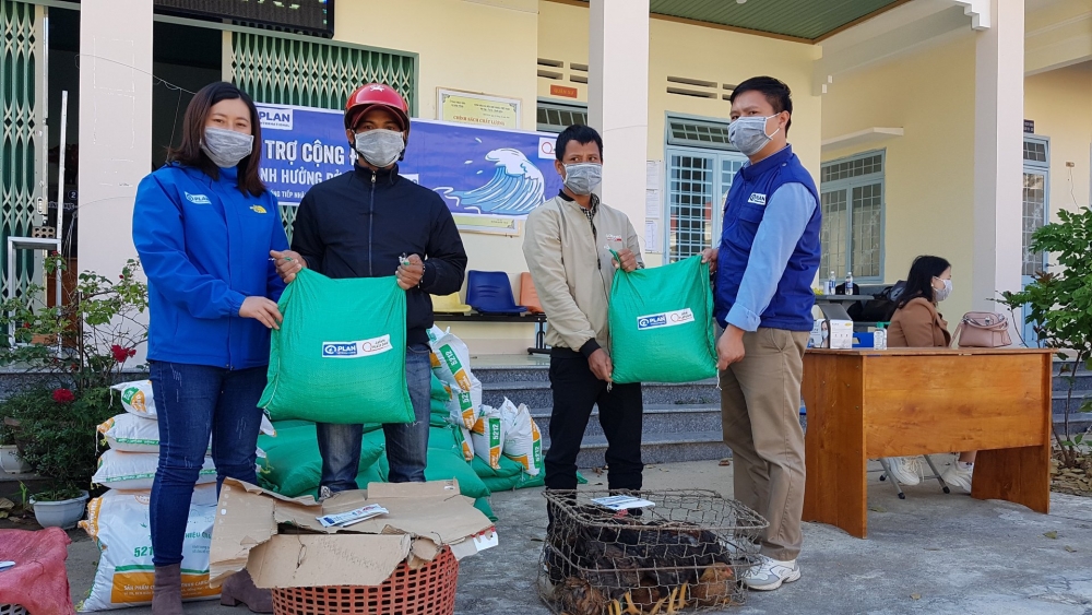 Plan International cấp phát con giống cho 45 hộ dân tại tỉnh Kon Tum