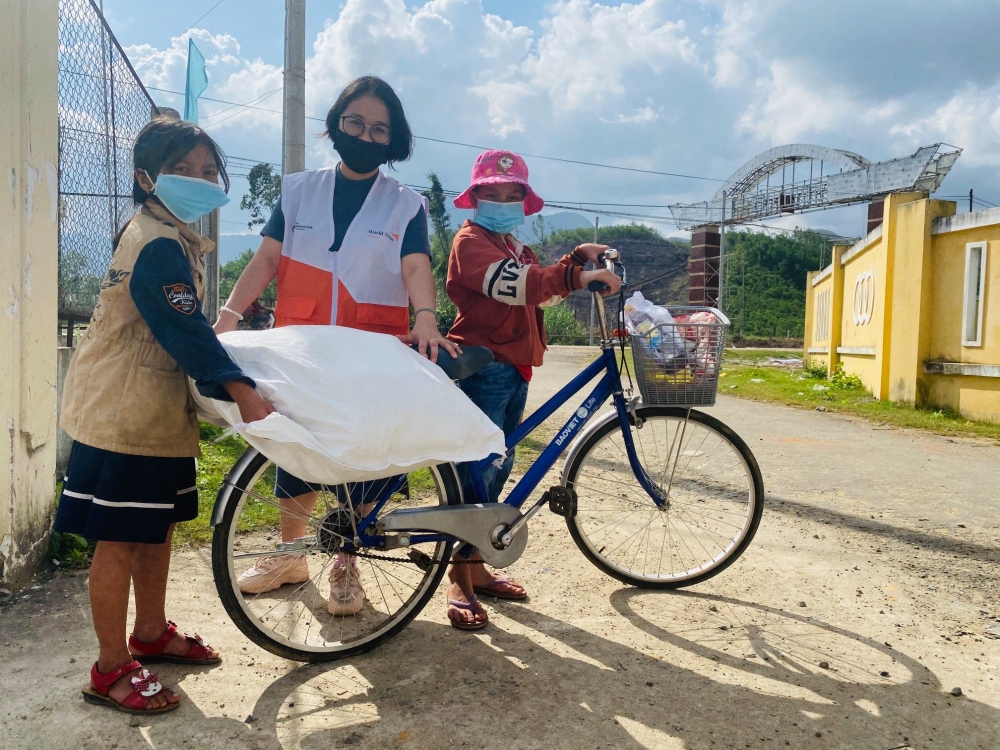 World Vision Việt Nam cấp phát thực phẩm và tiền mặt cho gần 2.000 hộ gia đình tại Quảng Ngãi, Quảng Trị