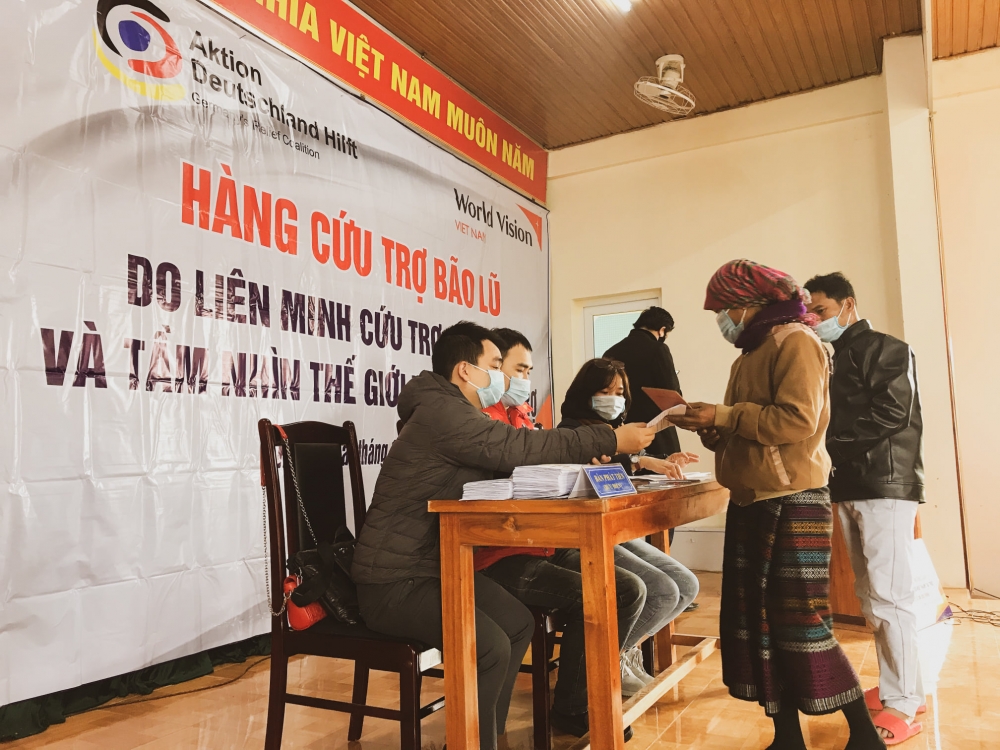 World Vision Việt Nam cấp phát thực phẩm và tiền mặt cho gần 2.000 hộ gia đình tại Quảng Ngãi, Quảng Trị