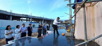 Đại sứ Nguyễn Huy Tăng thăm Đài hữu nghị Việt Nam - Campuchia tỉnh Preah Sihanouk