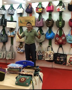 nhung nguoi tho theu tay thanh liem ha nam mang tui viet htvncrafts ra the gioi