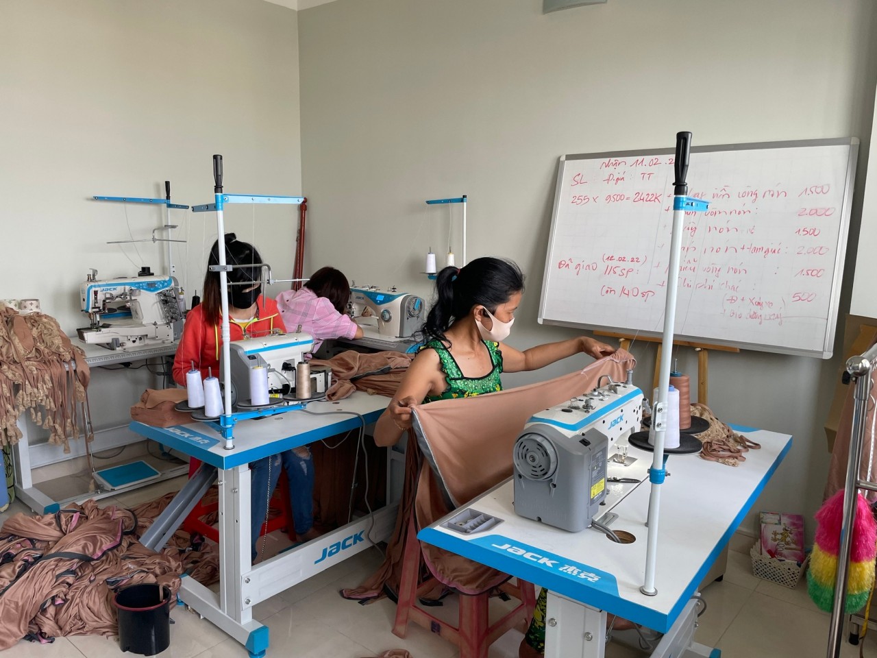 Tăng cường khả năng phục hồi kinh tế của nữ công nhân may trong COVID - 19