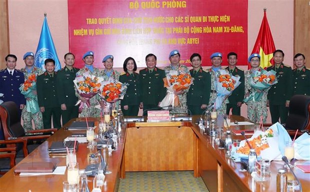 Trao quyet dinh cho 7 sy quan lam nhiem vu gin giu hoa binh LHQ hinh anh 2