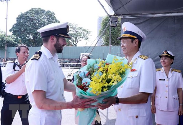 Tau Hai quan Hoang gia Anh tham huu nghi Thanh pho Ho Chi Minh hinh anh 2