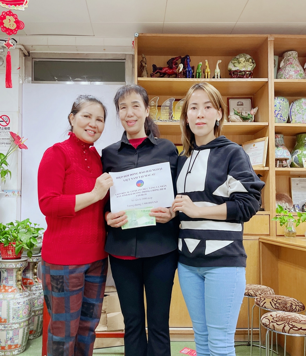 Hiệp hội Đồng bào hải ngoại Việt Nam tại Macau tặng 200 phần quà cho người Việt gặp khó khăn vì COVID-19