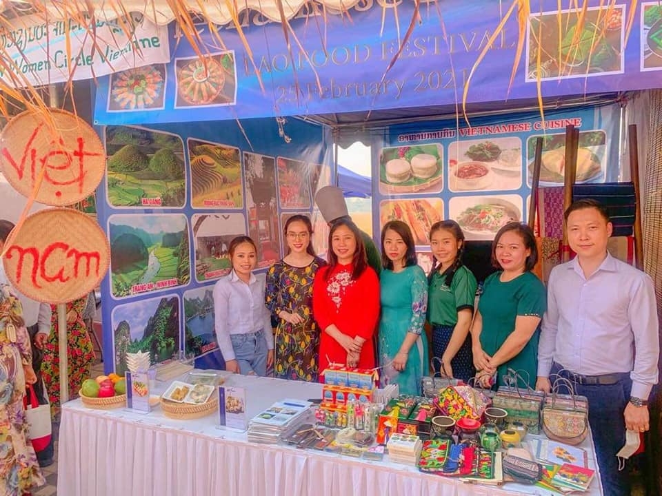 Quảng bá ẩm thực và đồ lưu niệm Việt Nam tại Lào