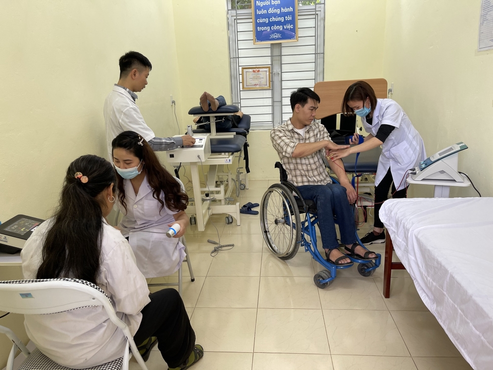 UNDP hỗ trợ xây dựng các hạng mục đường dốc và nhà vệ sinh cho người khuyết tật tại Hoà Bình