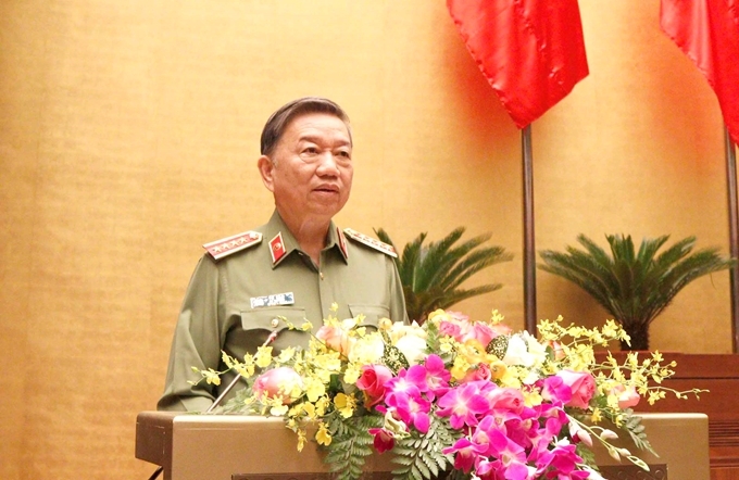 Đặt nhân tố con người, an ninh con người làm trung tâm của mọi hoạt động
