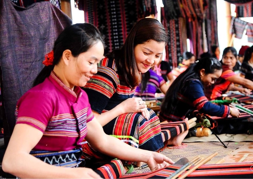 Kiều bào Mỹ hỗ trợ nghệ nhân, làng nghề truyền thống ở Huế