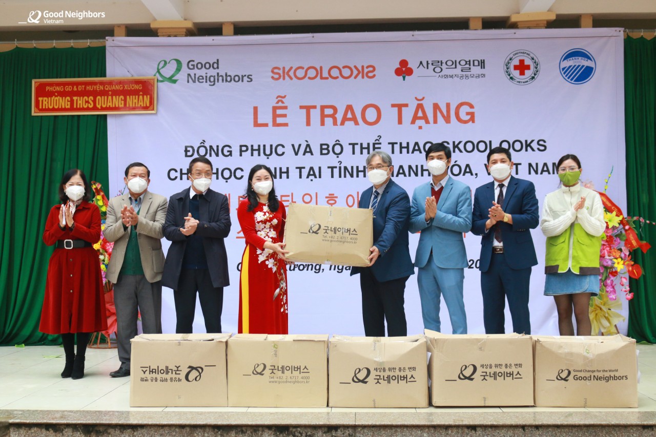 Trẻ em Thanh Hóa được nhận gần 9.000 bộ đồng phục học sinh do GNI trao tặng