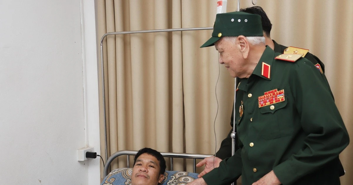Việt Nam tặng quà cho thương bệnh binh là quân nhân và cựu quân nhân Lào