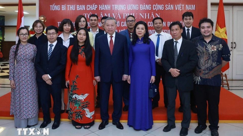 Tổng Bí thư Tô Lâm thăm Đại sứ quán, gặp gỡ cán bộ các cơ quan đại diện và cộng đồng người Việt Nam tại Indonesia