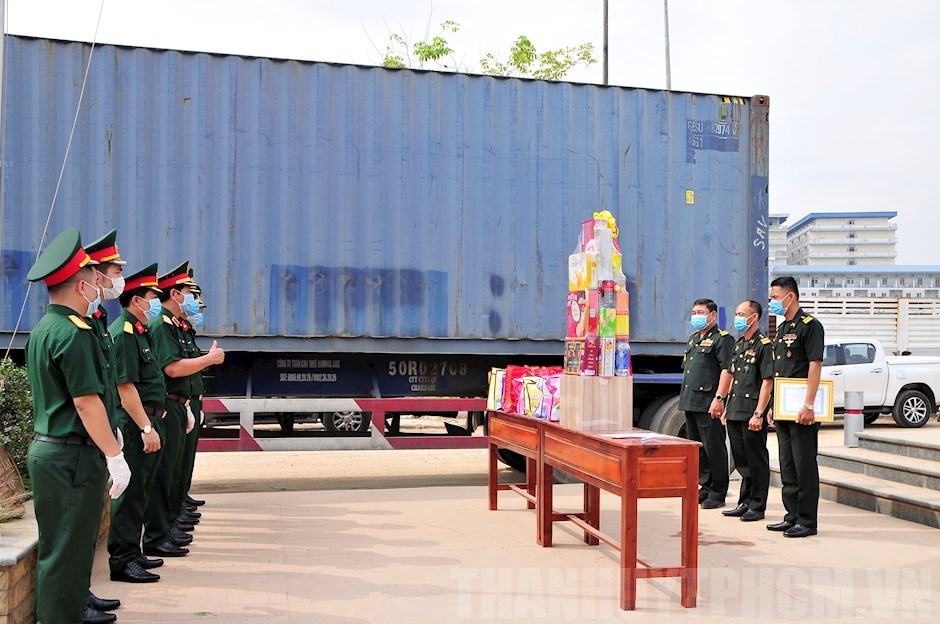 Tặng quà cho người dân, lực lượng vũ trang và Tổng lãnh sự quán Lào nhân dịp Tết Bunpimay