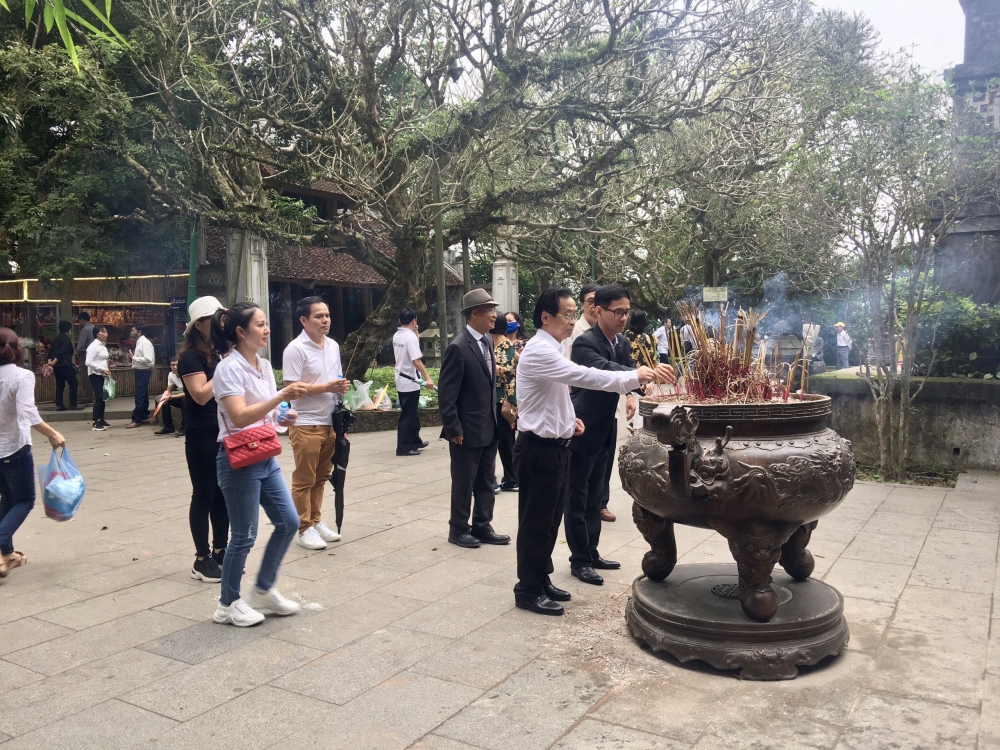 Hội liên lạc với người Việt Nam ở nước ngoài Đoàn kiều bào dâng hương các Vua Hùng