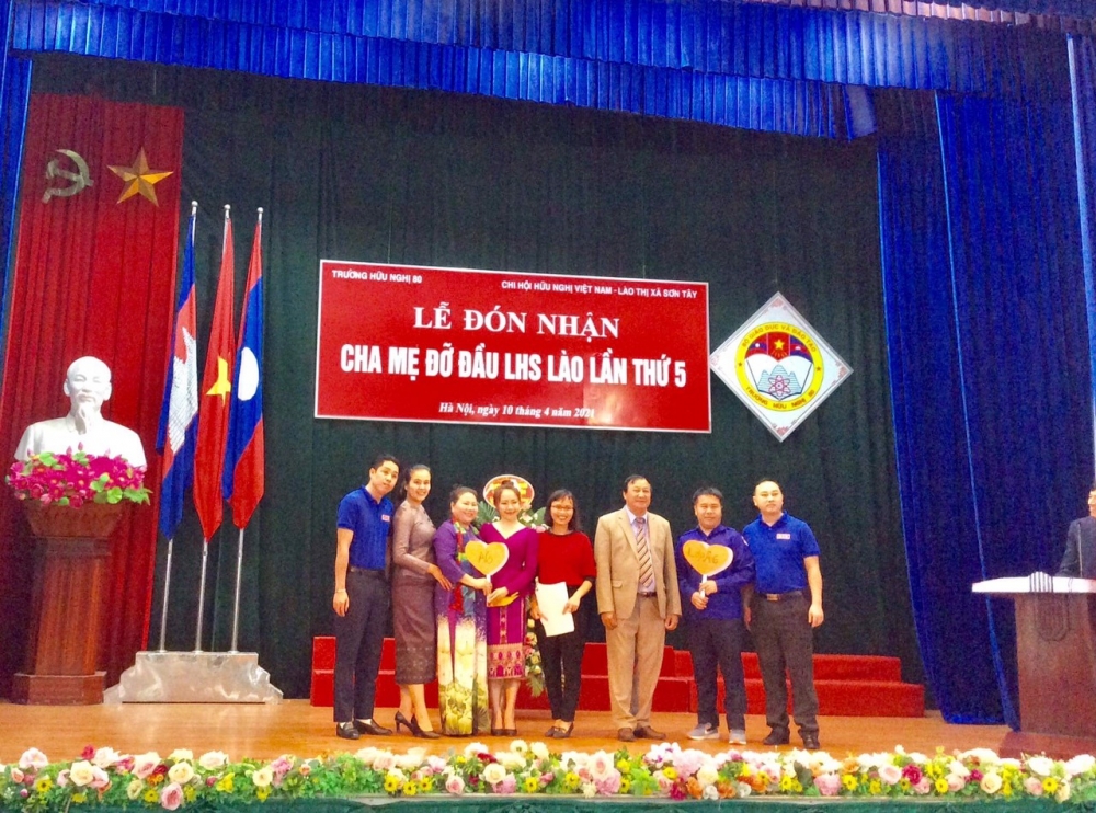 400 lưu học sinh Lào được người Việt nhận làm con nuôi tại thị xã Sơn Tây (Hà Nội)