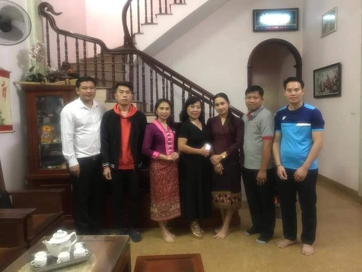 400 lưu học sinh Lào được người Việt nhận làm con nuôi tại thị xã Sơn Tây (Hà Nội)