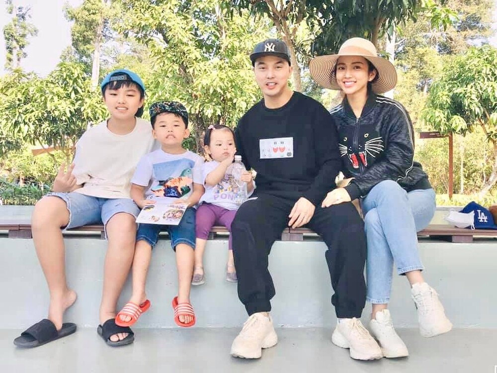 Tin Showbiz Việt ngày 15/4: Lý Nhã Kỳ đẹp thoát tục, Châu Bùi đăng ảnh hồi nhỏ chứng minh chưa từng đụng chạm dao kéo