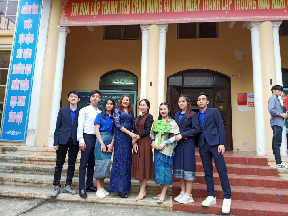 400 lưu học sinh Lào được nhận làm con nuôi tại thị xã Sơn Tây (Hà Nội)