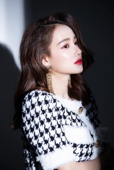 Tin Showbiz Việt ngày 19/4: Quốc Trường – Minh Hằng dính nghi vấn hẹn hò, phía Nhã Phương lên tiếng khi bị chỉ trích mắc bệnh ngôi sao
