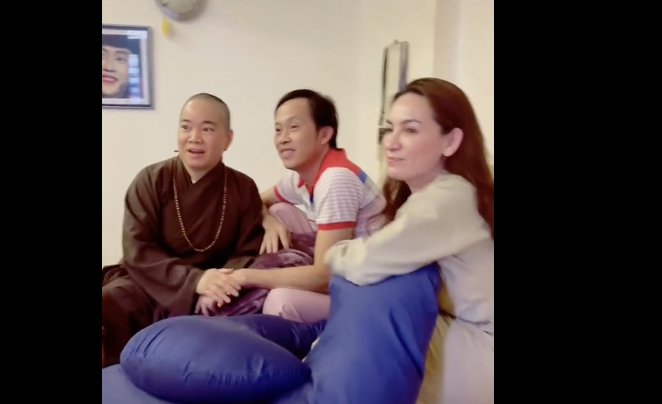 Tin Showbiz Việt ngày 23/4: Ngọc Trinh tạo dáng bên xế hộp gần 10 tỷ đồng, Phi Nhung sang tận nhà hỏi cưới Hoài Linh