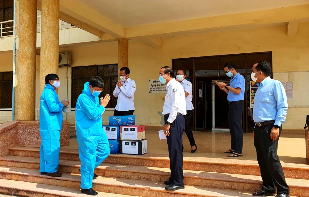 Trao 156 suất quà cứu trợ cho bà con gốc Việt tại tỉnh Kampong Speu (Campuchia)