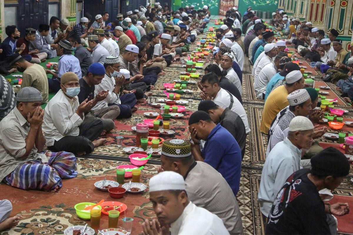 Hình ảnh những tín đồ Hồi giáo trên khắp thế giới đón tháng lễ Ramadan