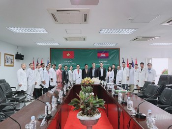 vun dap quan he huu nghi hop tac viet nam campuchia qua cac hoat dong kham chua benh