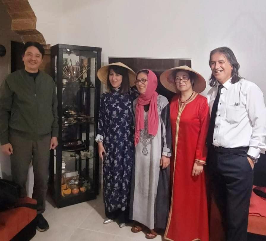 Thăm hỏi gia đình người Algeria gốc Việt