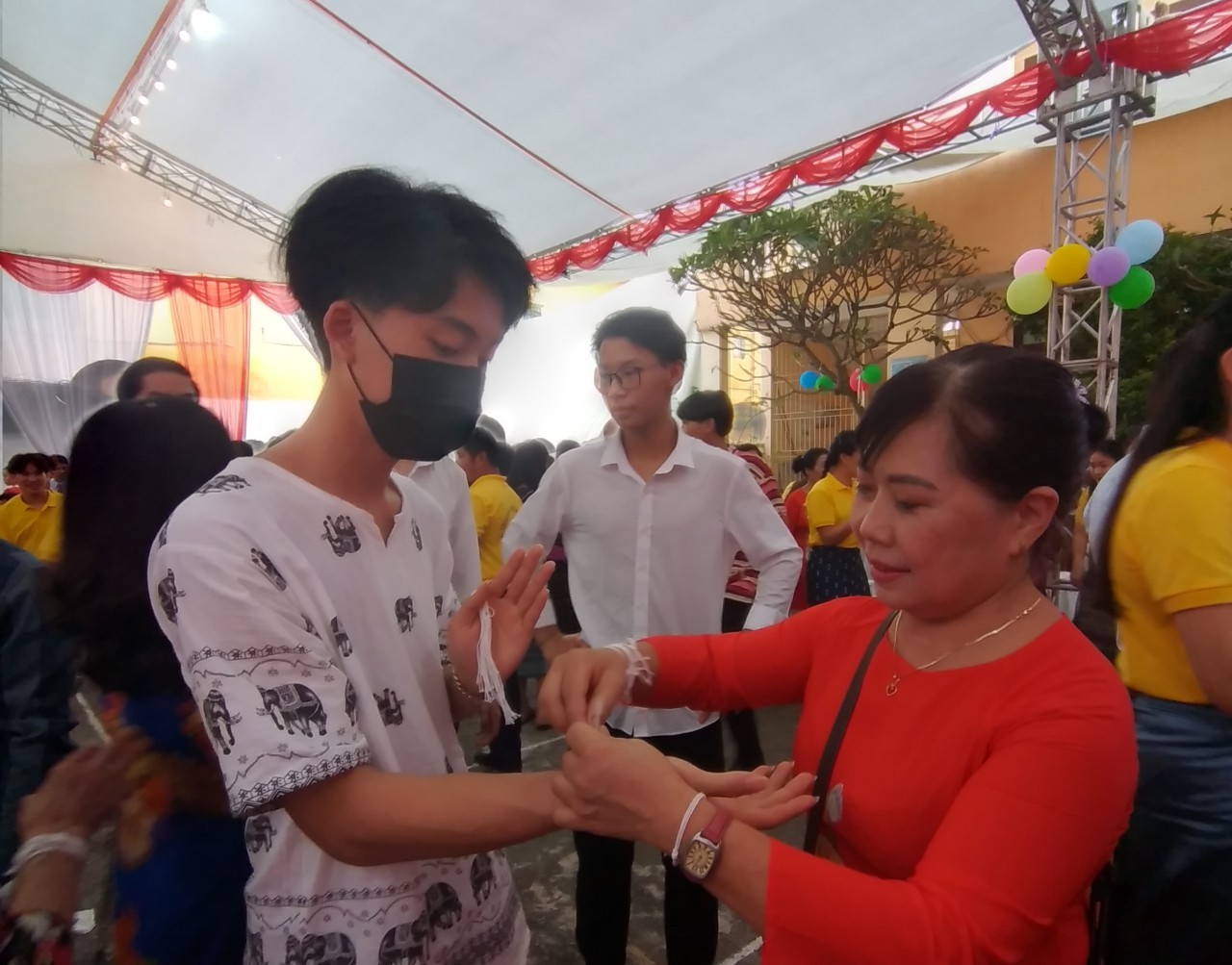 Lưu học sinh Lào tại trường Hữu nghị 80 vui đón tết cổ truyền Bunpimay