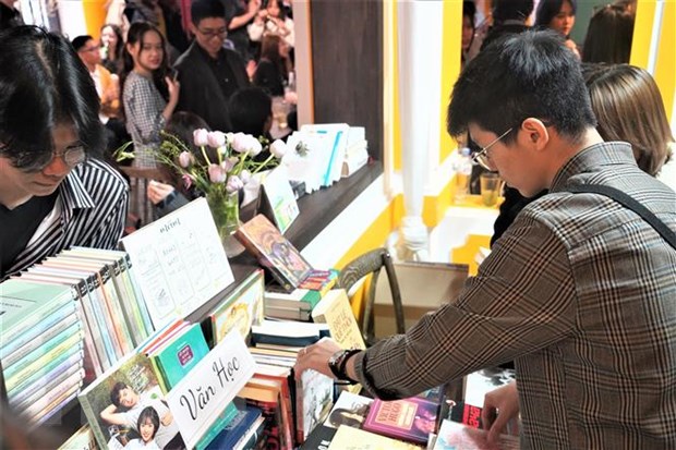 Ngay hoi doc sach Choi y nghia cua sinh vien Viet Nam o Moskva hinh anh 1