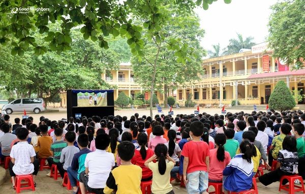 GNI trao tặng quần áo và bàn ghế học tập cho trẻ em Thanh Hóa, Hòa Bình