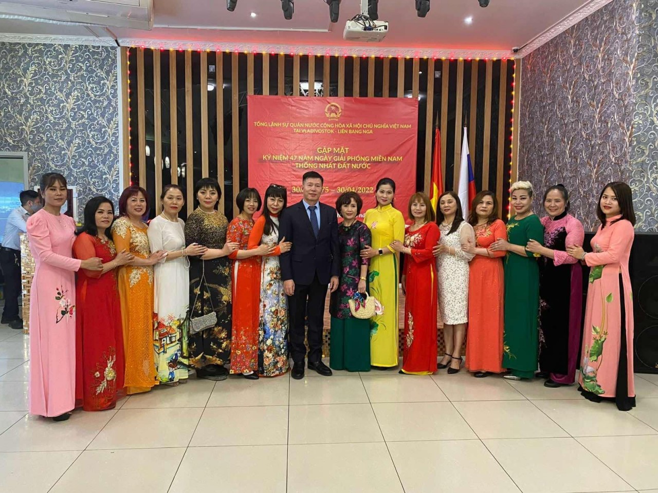 Người Việt tại Vladivostok (Nga) dâng hoa tại tượng đài Chủ tịch Hồ Chí Minh
