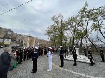 Người Việt tại Vladivostok (Nga) dâng hoa tại tượng đài Chủ tịch Hồ Chí Minh