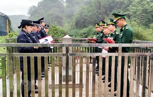 Viet Nam-Trung Quoc phoi hop tuyen truyen phap luat chung vung bien hinh anh 1