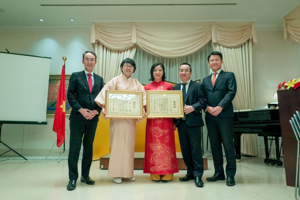 Phát triển văn hóa đọc, tranh truyện Ehon, bà Lê Thị Thu Hiền nhận bằng khen của Nhật Bản