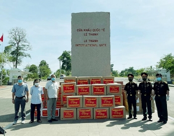 tphcm da nang ho tro tien va vat tu y te cho viet kieu nguoi dan campuchia lao bi anh huong dich covid 19