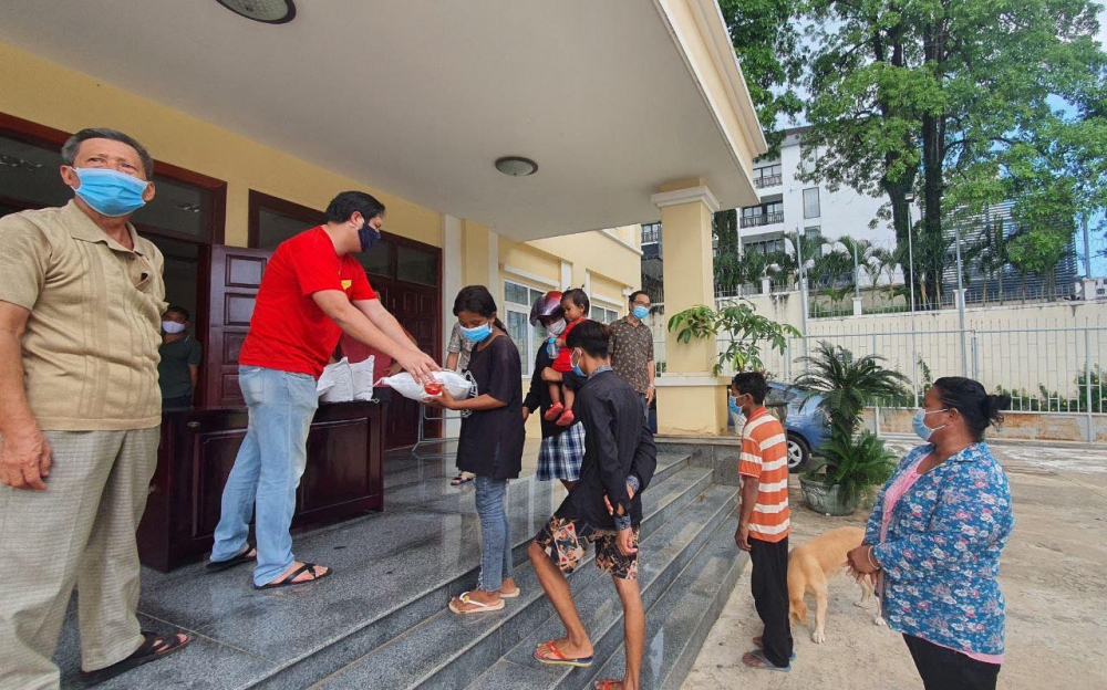 Phát quà cứu trợ 434 hộ gia đình người Việt có hoàn cảnh khó khăn ở TP Preah Sihanouk (Campuchia)