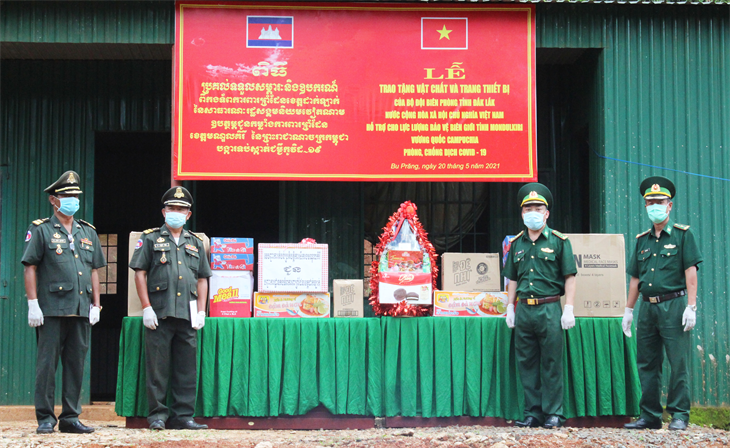 dak lak trao vat tu y te cho luc luong bao ve bien gioi tinh mondulkiri campuchia