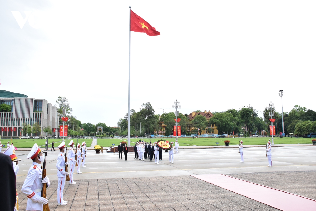 Thủ tướng Nhật Bản vào Lăng viếng Chủ tịch Hồ Chí Minh