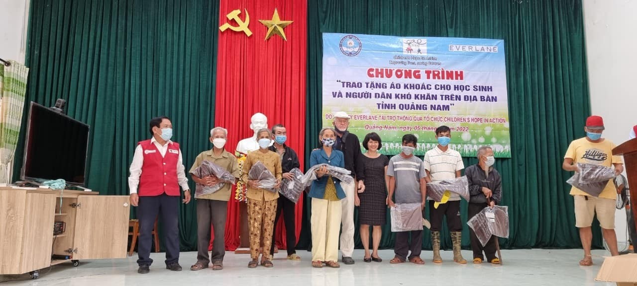 CHIA trao 987 chiếc áo khoác cho người dân huyện Phú Ninh (Quảng Nam)