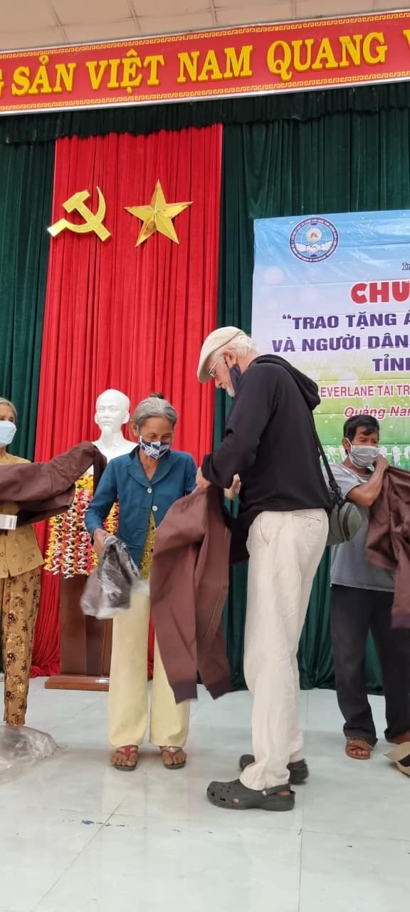 CHIA trao 987 chiếc áo khoác cho người dân huyện Phú Ninh (Quảng Nam)