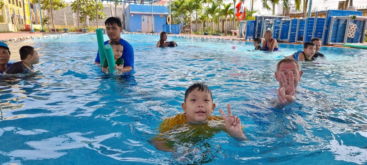 Lớp học bơi đặc biệt của 14 trẻ khuyết tật ở Quảng Nam