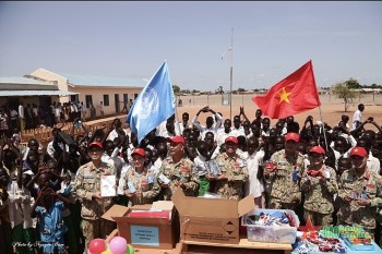 benh vien da chien viet nam trao tang qua cho hoc sinh nam sudan