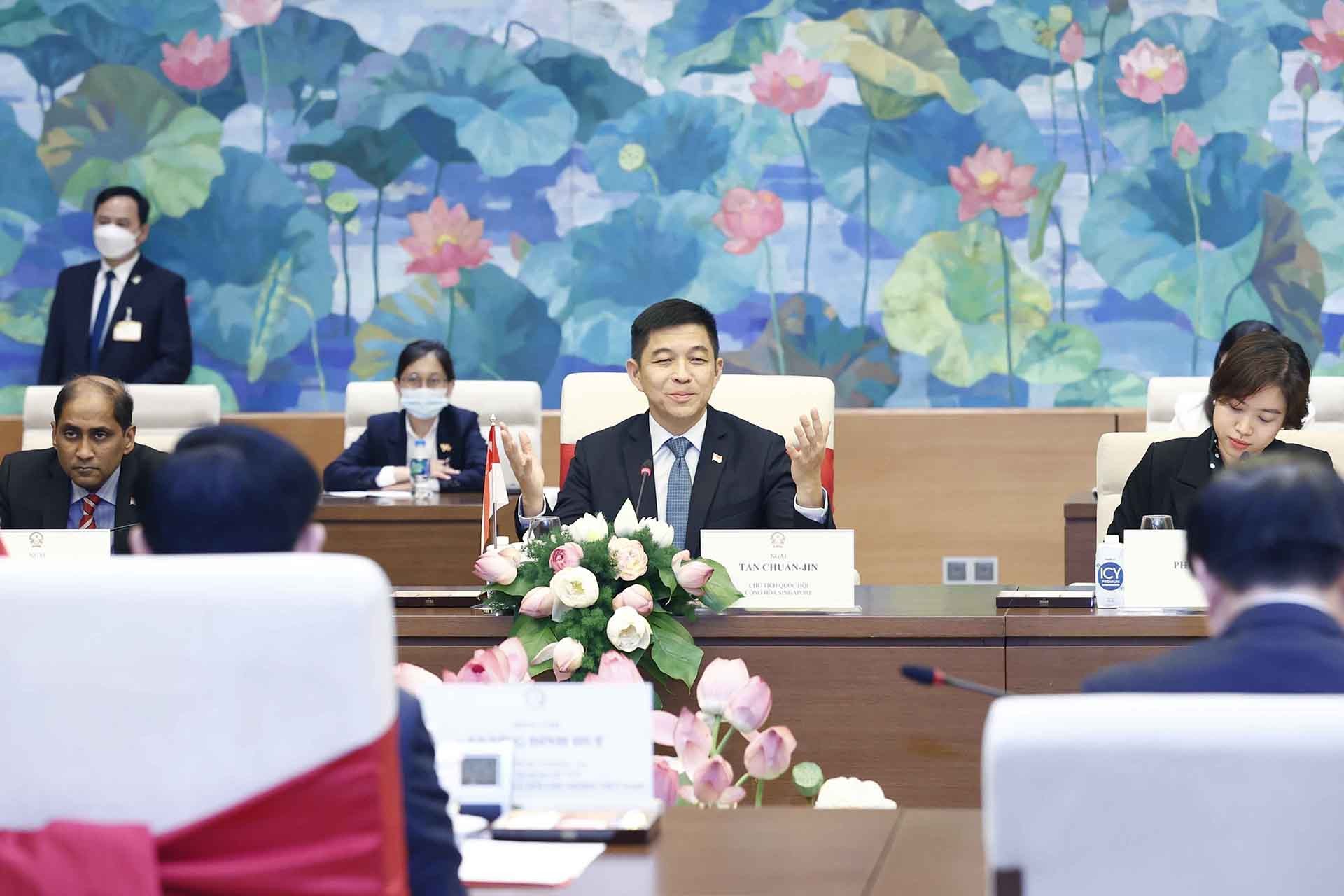 Chủ tịch Quốc hội Vương Đình Huệ hội đàm với Chủ tịch Quốc hội Singapore Tan Chuan-Jin