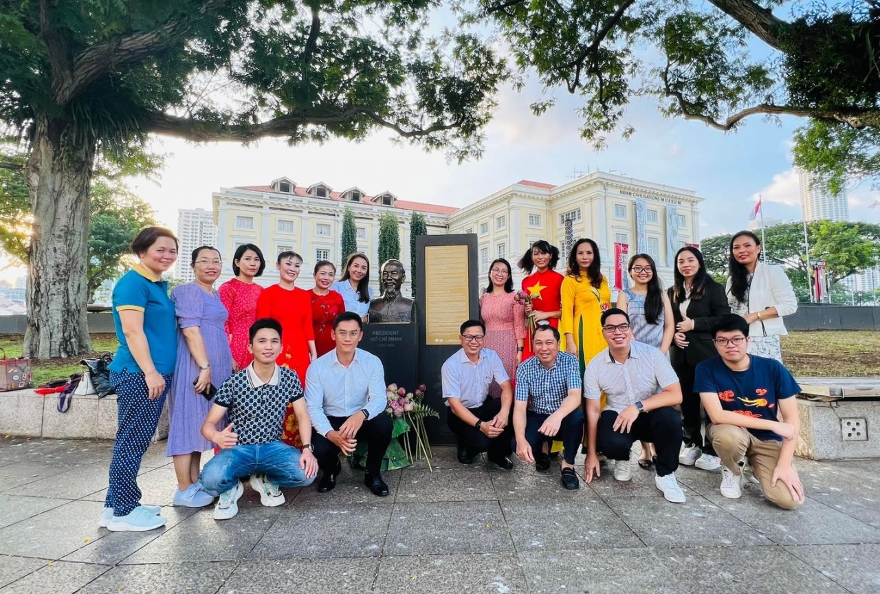 Cộng đồng người Việt tại Singapore dâng hoa tại tượng đài Chủ tịch Hồ Chí Minh