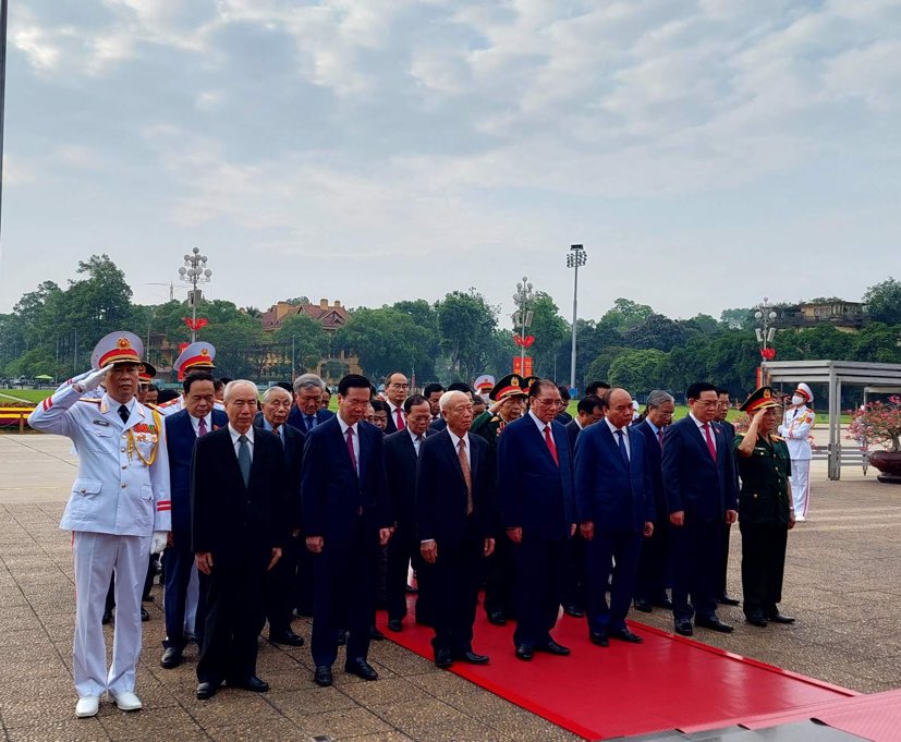 Lãnh đạo Đảng, Nhà nước vào Lăng viếng Chủ tịch Hồ Chí Minh - Ảnh 1.