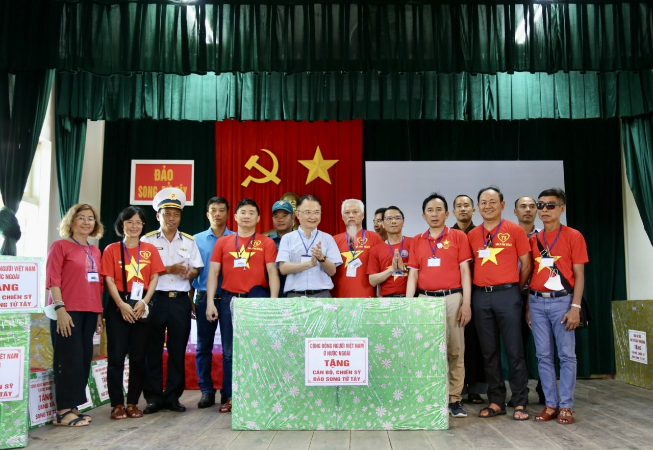 Kiều bào xúc động khi thăm Trường Sa và Nhà giàn DK1