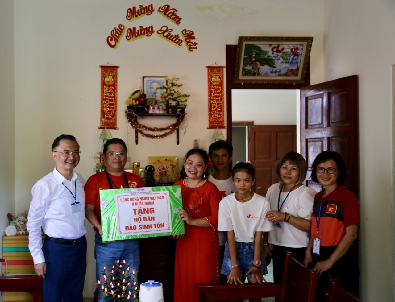 Kiều bào xúc động khi thăm Trường Sa và Nhà giàn DK1